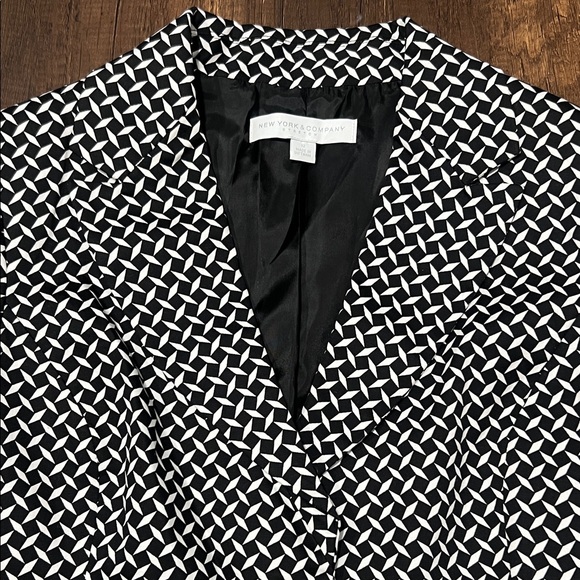 New York & Company Geometric Black and White Blazer - Picture 2 of 9
